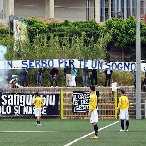 Lo striscione per mister De Leo