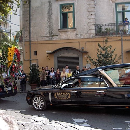 Il passaggio del corteo funebre per le vie del centro