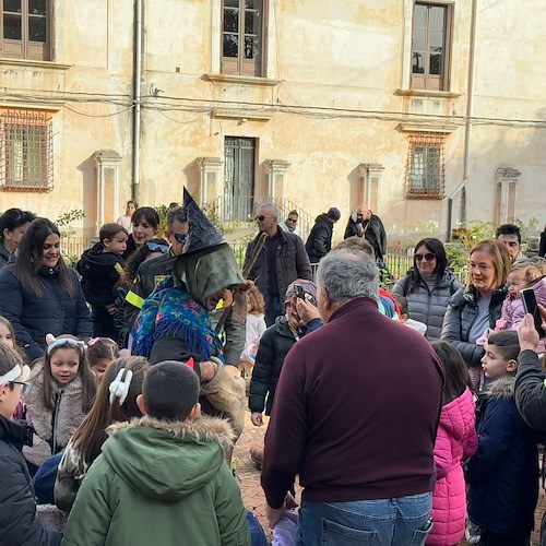 La Befana arriva nei giardini di Palazzo Mezzacapo a Maiori<br />&copy; Massimiliano D'Uva