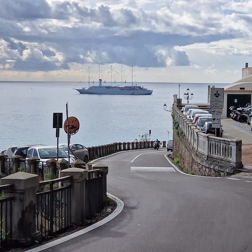 La Crociera-Veliero “Wind Surf” vista da Atrani<br />&copy; Christian D'Urzo