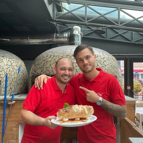 La pizza a forma di scarpa da calcio