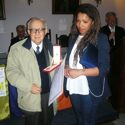 Gerardo Canora premia Leda Di Martino, figlia del compianto Giuseppe Di Martino