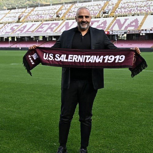 La Salernitana presenta il nuovo allenatore, Fabio Liverani. Grinta e disperazione per raggiungere il traguardo!<br />&copy; US Salernitana 1919