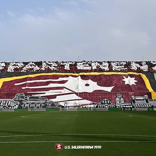 Coreografia granata all'Arechi<br />&copy; US Salernitana 1919