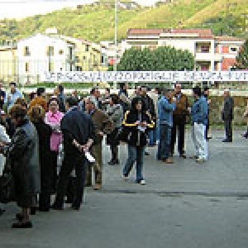 Una protesta inscenata dai lavoratori Di Mauro