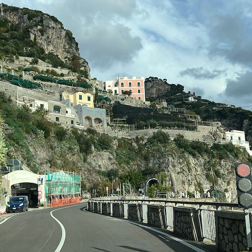 Amalfi, lavori di rifacimento facciata al Luna Rossa: si transita a senso unico alternato<br />&copy; Massimiliano D'Uva