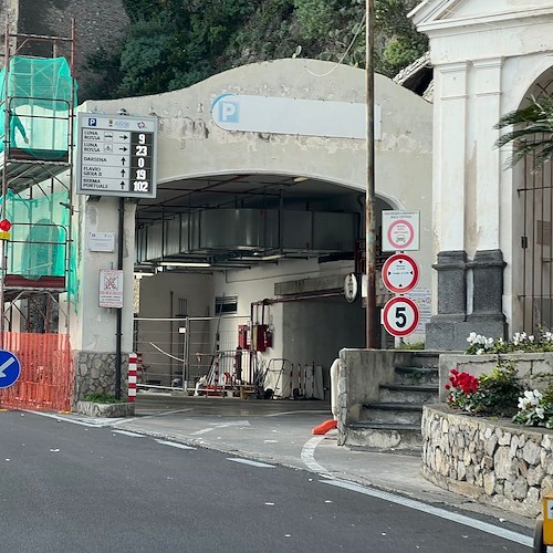 Amalfi, lavori di rifacimento facciata al Luna Rossa: si transita a senso unico alternato<br />&copy; Massimiliano D'Uva