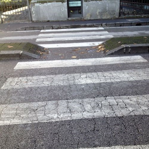 L'attraversamento pedonale con gradino in viale Garibaldi