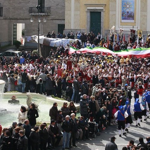 La sfilata in Piazza Duomo (foto del servizio a cura di Angelo Tortorella)