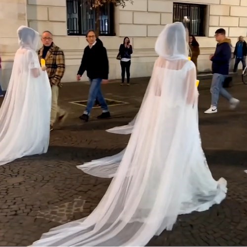 Le spose di Dracula invadono il centro cittadino di Salerno