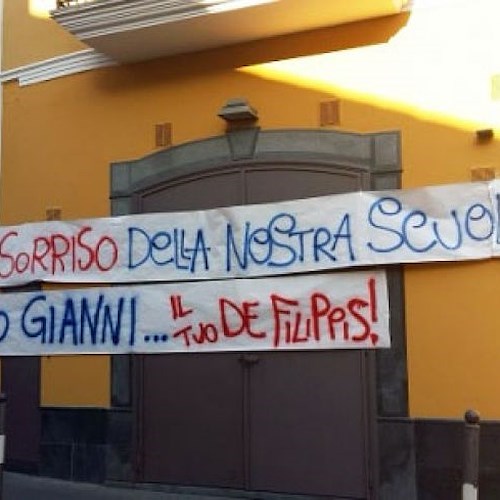 Lo striscione esposto dagli amici