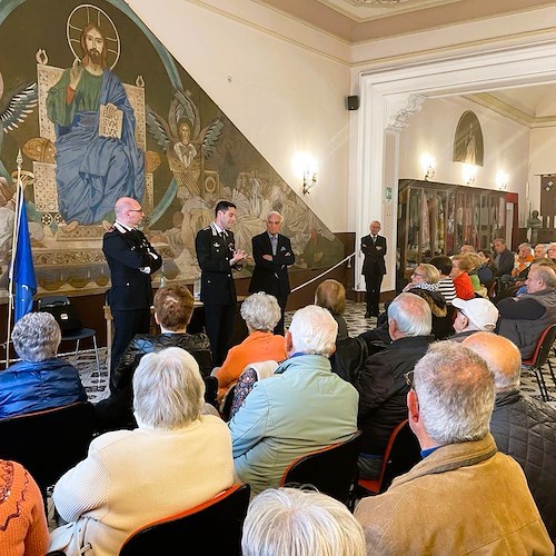 Carabinieri incontrano gli anzian i