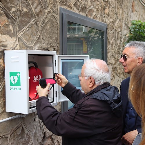 Maiori, cittadine donano defibrillatore