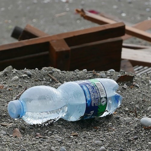 Bottiglia di plastica in spiaggia<br />&copy; Massimiliano D'Uva