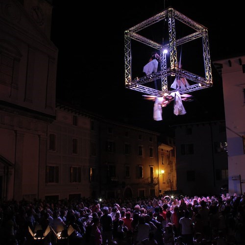 Maiori, danza aerea su cubo sospeso<br />&copy; eVenti Verticali