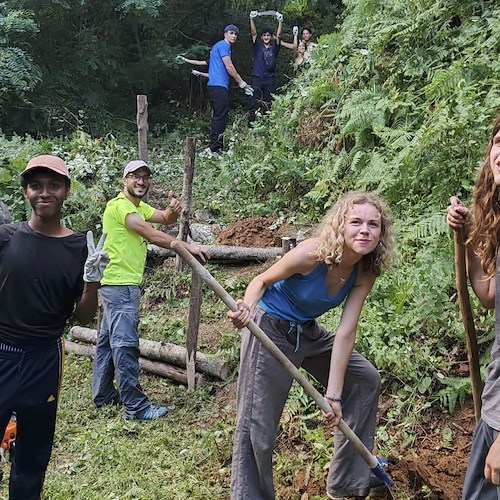 Volontari internazionali a lavoro pulizia sentieri