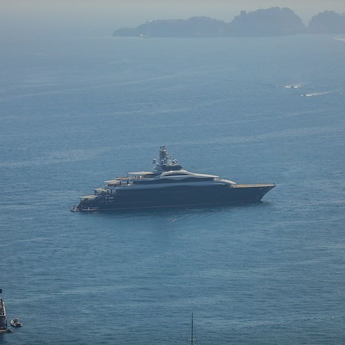 Mark Zuckerberg giunge a Positano con il suo yacht Launchpad