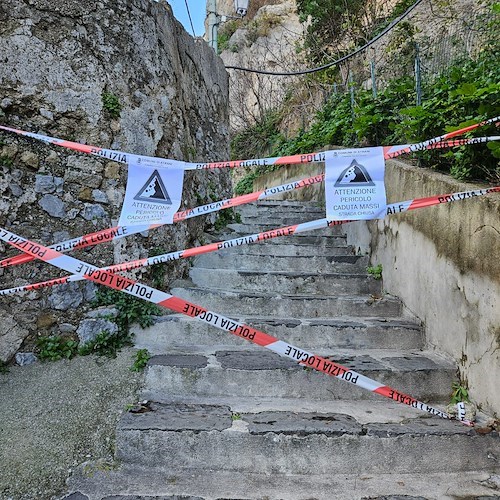 Massi sulla strada pedonale che conduce a Ravello, Comune di Atrani sbarra l’accesso