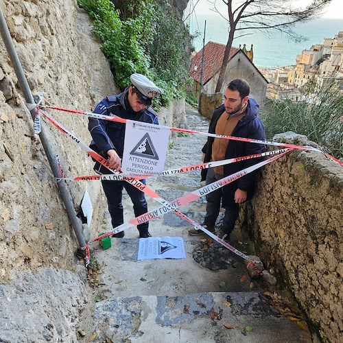 Massi sulla strada pedonale che conduce a Ravello, Comune di Atrani sbarra l’accesso