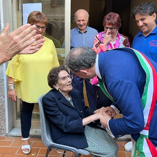 Minori in festa per i 100 anni della signora Anna Camera