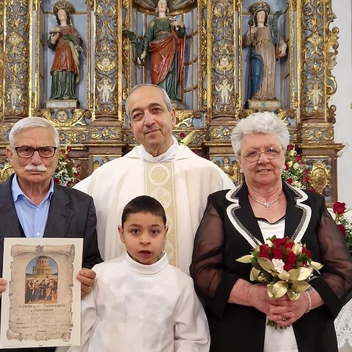 Mario e Anna con don Ennio Paolillo e un chierichetto