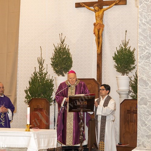 Mons. Orazio Soricelli celebra la Santa Messa nella chiesa riaperta a Pimonte e sottolinea il legame storico con Amalfi