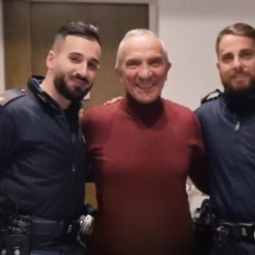 Napoli, deve fare i regali di Natale ma perde portafogli e carte di credito: in suo aiuto due agenti di Polizia<br />&copy; Questura di Napoli