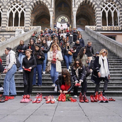 “Non Una di Meno”: ad Amalfi il flashmob per la Giornata Internazionale per l’eliminazione della violenza sulle donne