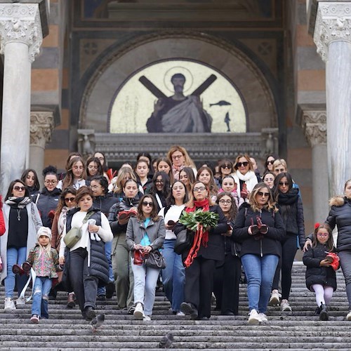 “Non Una di Meno”: ad Amalfi il flashmob per la Giornata Internazionale per l’eliminazione della violenza sulle donne