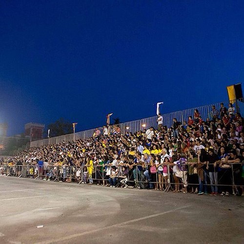 La grande folla in Piazza Amabile nella seconda serata dell'evento