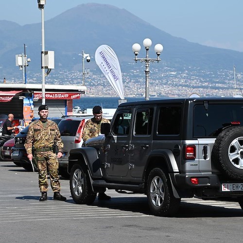 osto di blocco sul Lungomare Caracciolo