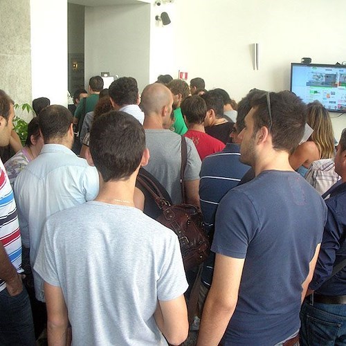 I partecipanti in fila per la registrazione