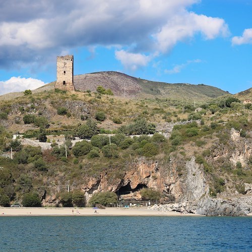 La Grotta della Cala vista dal mare