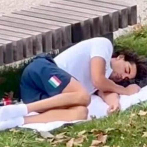 Thomas Ceccon dorme sul prato del villaggio olimpico<br />&copy; Husein Alireza