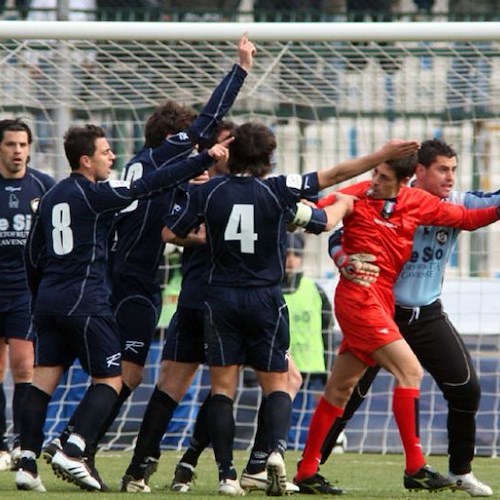 Le proteste aquilotte per il gol (poi annullato) di Myrtaj