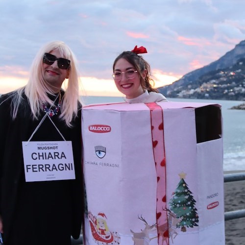 “Pensati indagata”: al Carnevale di Maiori il travestimento ispirato alla vicenda del pandoro di Chiara Ferragni