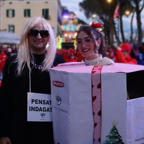 “Pensati indagata”: al Carnevale di Maiori il travestimento ispirato alla vicenda del pandoro di Chiara Ferragni