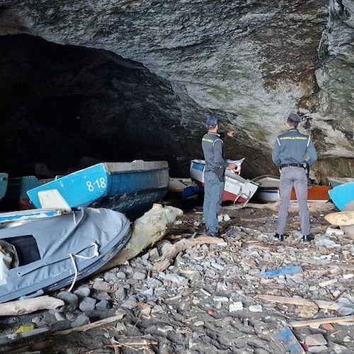 Grotta dei Morti trasformata in una discarica abusiva di barche<br />&copy; Guardia di Finanza