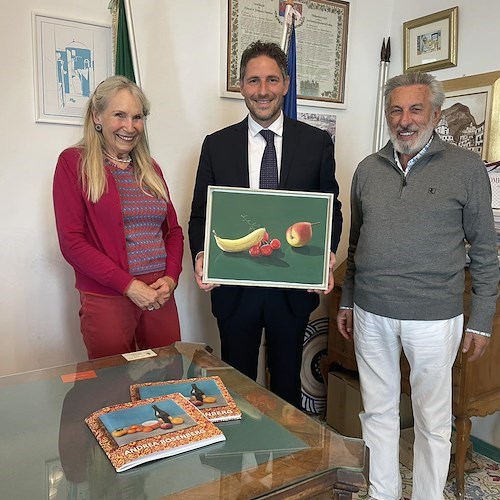 Positano in... mostra: l'artista Andrea Rosenberg dona al Comune uno dei suoi dipinti<br />&copy; Comune di Positano