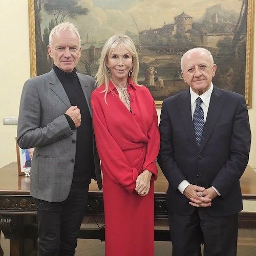 Trudie Styler tra il marito Sting e il presidente regione Campania, Vincenzo De Luca<br />&copy; pagina FB Vincenzo De Luca