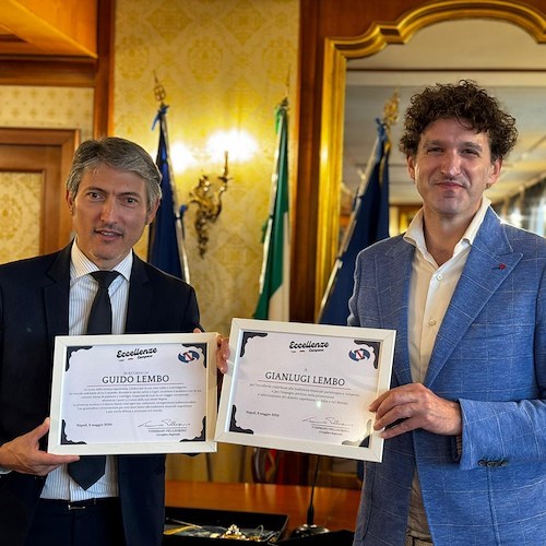 il Consigliere Regionale Pellegrino consegna riconoscimento a Gianluigi Lembo