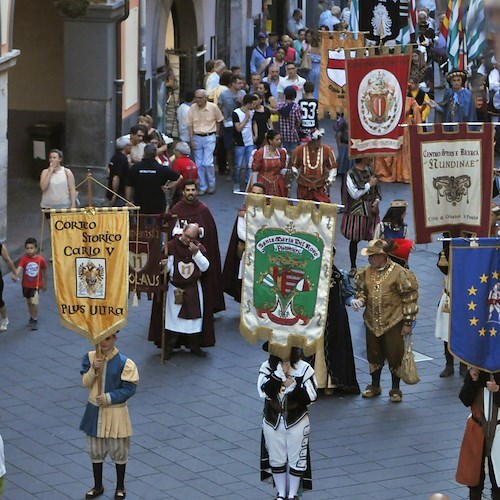 Il corteo imperiale di Carlo V attraversa corso Umberto I a Cava de' Tirreni.