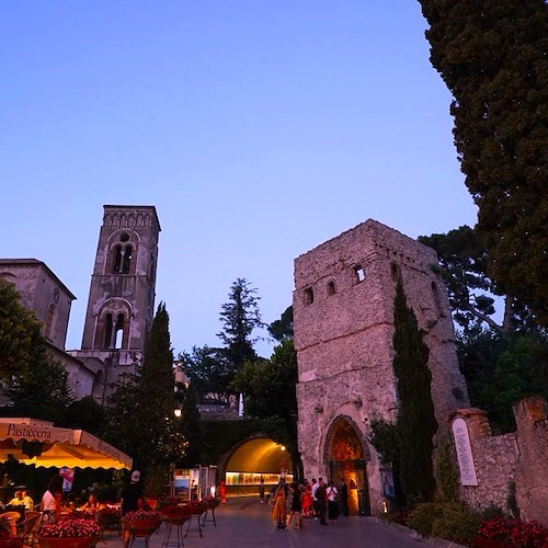 A Ravello Villa Rufolo si tinge di Rosso