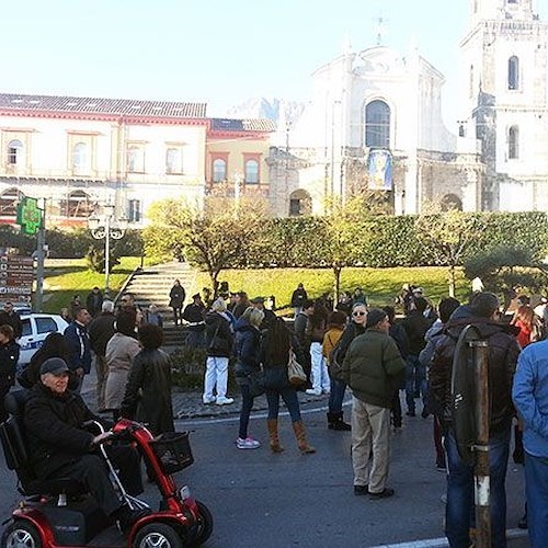 Una protesta dei cittadini nei pressi dell'ospedale