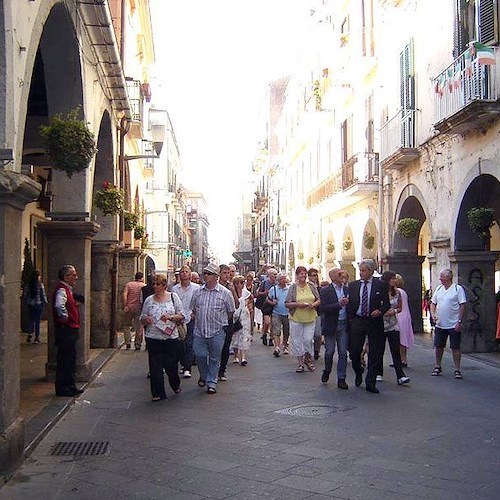 Turisti in visita a Cava