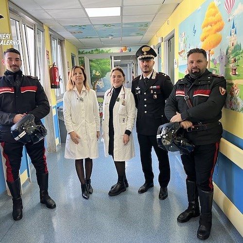 Salerno, i Carabinieri consegnano doni natalizi ai bambini del reparto pediatrico del “Ruggi d’Aragona”