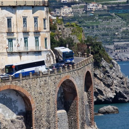 Bus ad Atrani<br />&copy; Christian D'Urzo