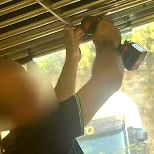 Uomo usa avvitatore elettrico su treno tra Sorrento e Sant'Agnello<br />&copy; Circumvesuviana. Guida alle soppressioni e ai misteri irrisolti