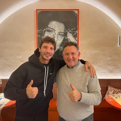 Stefano De Martino incanta la platea di Ravello e poi si concede un piatto di 'ndunderi minoresi