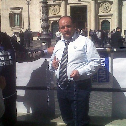 Matteo Monetta incatenato davanti a Montecitorio